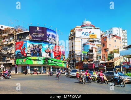 Ho Chi Minh - Februar 26, 2016: Menschen auf Roller und Motorräder auf der Straße in Ho Chi Minh City, Vietnam Stockfoto