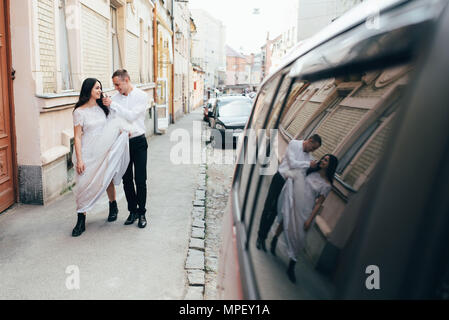 Eine junge, sympathische Paar Spaziergänge durch die Straßen der Stadt. Liebe Stockfoto