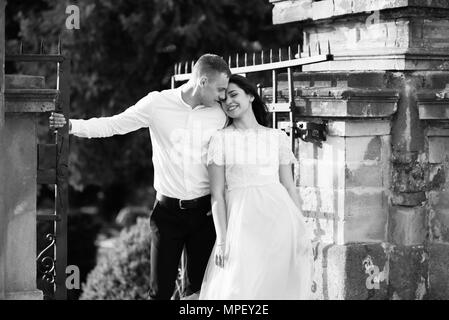 Eine junge, sympathische Paar Spaziergänge durch die Straßen der Stadt. Liebe Stockfoto