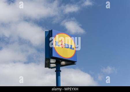 Zeichen für die deutschen Supermarkt Lidl, vor blauem Himmel, Rushden, Northamptonshire, Großbritannien Stockfoto