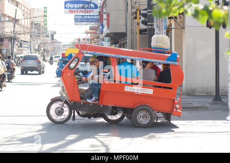 Eine gepackte Pkw motor Dreirad, Cagayan de Oro, Mindanao, Philippinen Stockfoto