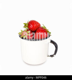 Frische reife rote Erdbeeren im Emaille Tasse auf weißem Hintergrund, kopieren Raum Stockfoto