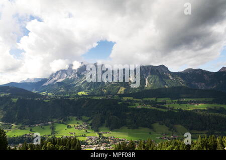 Gleitschirm über Schladming, Dachstein Hintergrund, Alpen, Österreich fliegen Stockfoto