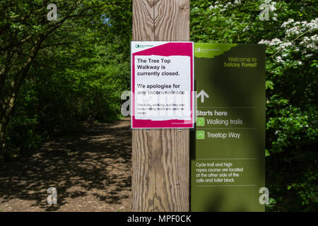 Anmelden Salcey Forest, die darauf hinweist, dass der "Tree Top Walkway" geschlossen ist; eine Petition mit 30.000 Unterschriften für die Reparatur und wieder öffnen; Stockfoto