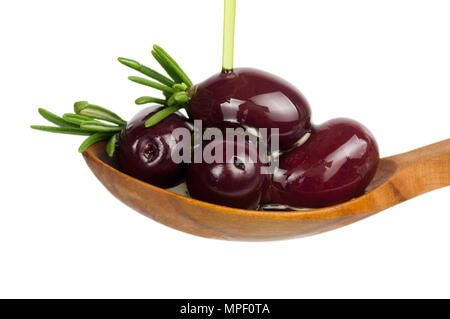 Rote Oliven in Öl mit Rosmarin über Löffel. Füllen Sie Öl auf Löffel isoliert auf Weiss. Stockfoto