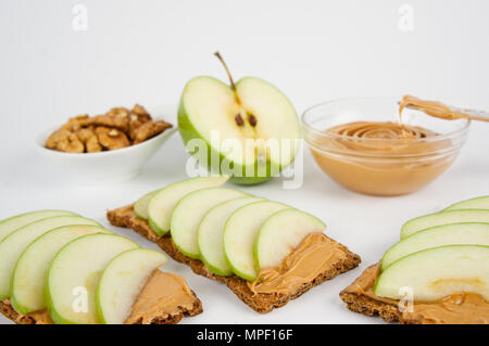 Sandwiches mit Erdnussbutter und einen Apfel auf dem Tisch. Stockfoto