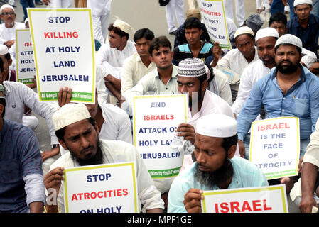 Kolkata, Indien. 22. Mai, 2018. Indische Muslime halten Plakat gegen Israel und die USA während der Kundgebung zu protestieren. Alle Bengal Minderheiten Jugend Föderation Aktivisten nehmen an einer Kundgebung gegen die israelischen Verbrechen in Gaza und Jerusalem und die US-amerikanische Entscheidung zu protestieren, ihre Botschaft nach Jerusalem zu bewegen. Credit: Saikat Paul/Pacific Press/Alamy leben Nachrichten Stockfoto