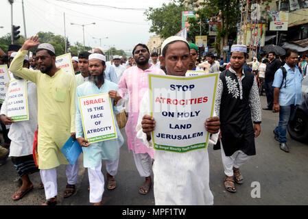 Kolkata, Indien. 22. Mai, 2018. Indische Muslime halten Poster und Shout Slogans gegen Israel und die USA während der Kundgebung. Alle Bengal Minderheiten Jugend Föderation Aktivisten nehmen an einer Kundgebung gegen die israelischen Verbrechen in Gaza und Jerusalem und die US-amerikanische Entscheidung zu protestieren, ihre Botschaft nach Jerusalem zu bewegen. Credit: Saikat Paul/Pacific Press/Alamy leben Nachrichten Stockfoto