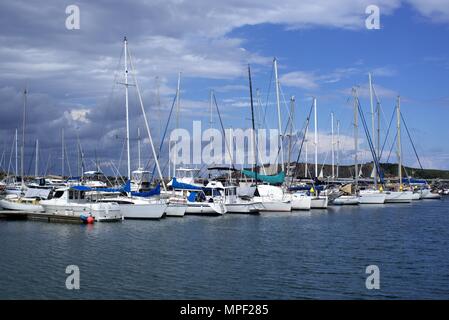 Hunderte von Yachten, Boote, Segelboote geparkt oder günstig in Coffs Harbour Marina in Australien International angedockt oder Stockfoto