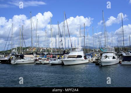 Hunderte von Yachten, Boote, Segelboote geparkt oder günstig in Coffs Harbour Marina in Australien International angedockt oder Stockfoto