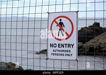 Keinen Eintrag Anmelden Maschendrahtzaun. Schild sagt "Zutritt nur befugten Personen' an der Baustelle in der Nähe von Meer Stockfoto