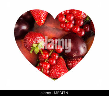 Beeren in Herzform auf einem weißen isoliert. Herzform gemischte Beerenfrüchte auf weißem Hintergrund. Rote Johannisbeeren, Erdbeeren, Pflaumen und Pfirsiche Reif. Stockfoto