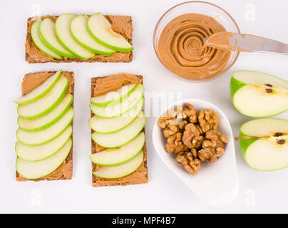 Sandwiches mit Erdnussbutter und einen Apfel auf dem Tisch. Horizontale Ansicht von oben Stockfoto