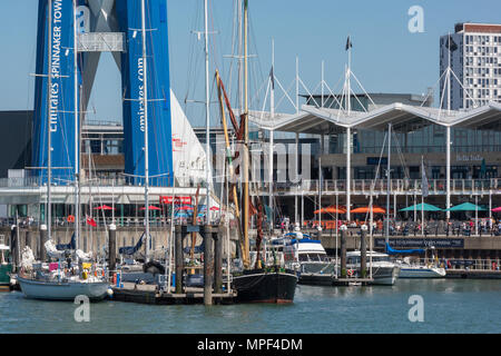 Bars und Restaurants in Gunwharf Quays Retail Outlet Shopping Center und Waterfront Retail Park in Portsmouth Hafen in Portsmouth, Hampshire, UK. Stockfoto