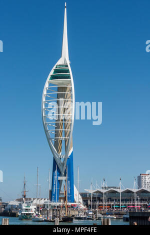 Die Spinnaker Tower auf der Uferpromenade am Gunwharf Quays am Rande von Portsmouth Harbour und die historische Werft. Schießen center Verkaufsstellen. Stockfoto