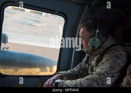 Marine Corps Gen. Joseph F. Dunford Jr., Vorsitzender des Generalstabs, schaut aus dem Fenster eines UH-60 Blackhawk, da es Ansätze Incirlik, Türkei, Jan. 17, 2017. (Abt. der Verteidigung Foto von Marine Petty Officer 2nd class Dominique A. Pineiro/Freigegeben) Stockfoto