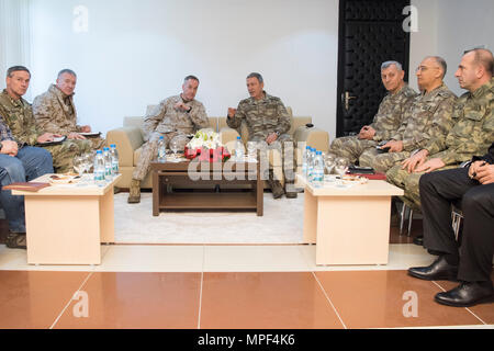 Marine Corps Gen. Joseph F. Dunford Jr., Vorsitzender des Generalstabs, trifft sich mit türkischen Gen. Hulusi Akar, Chef des türkischen Generalstabs, an mehreren Standorten in der Türkei, Februar 17, 2017. Die Begegnung von Dunford und Akar ist Senior mil-zu-mil Zusammenarbeit zwischen den Vereinigten Staaten und der Türkei zu verbessern. (Abt. der Verteidigung Foto von Marine Petty Officer 2nd class Dominique A. Pineiro/Freigegeben) Stockfoto