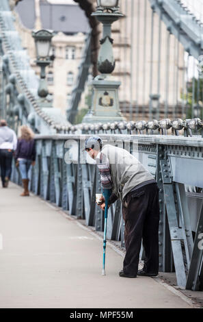 Ungarn, Budapest - Mai 03, 2014: ein Mann, der behinderte Mensch auf der Kettenbrücke in Budapest betteln Stockfoto