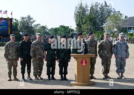 Royal Thai Army 3rd Infantry Division Commander Generalmajor Somchart Nanudornare Adressen der Presse während Oberstleutnant Teddy Kleisner und zusätzliche US-Armee Stabsoffiziere vom 1.Bataillon, 23 Infanterie, 1 Stryker Brigade Combat Team, 2 Infanterie Division stehen Seite an Seite mit ihren Royal Thai Army Gegenstücke bei der Eröffnungszeremonie für den Bereich Ausbildung Übung Teil der Übung Cobra Gold 2017 mit Thai und US-amerikanischen militärischen Einheiten zu Schulter Feb.12. Cobra Gold 2017 betont die Koordination bei den Civic Action, wie humanitäre Hilfe und Katastrophenhilfe Veranstaltungen, Verbesserung der Th Stockfoto