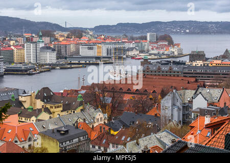 Blick auf die Bucht und den Hafen von der Anhöhe in der Stadt Bergen. Norwegen Stockfoto