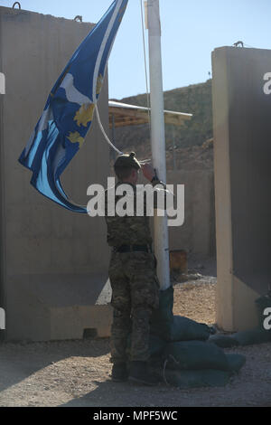 Ein britischer Soldat wirft der Flagge, um zu kennzeichnen, dass die Highlanders, 4.Bataillon, das königliche Regiment von Schottland sind die Verantwortlichkeiten vom 4 Bataillon übernehmen, die Gewehre während der Übertragung der Autorität an Al Asad Air Base, Irak, Jan. 19, 2017. Task Force Al Asad ist einer von vier Combined Joint Task Force - inhärenten Lösen Standorte für den Aufbau der Kapazitäten gewidmet. CJTF-OIR ist das Militär (Land) Bestandteil der Globalen Koalition zu besiegen ISIS im Irak und in Syrien. (U.S. Armee Foto von Sgt. Lisa Soja) Stockfoto