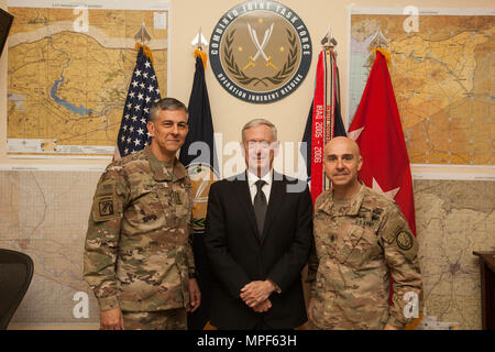 Us-Armee Generalleutnant Stephen Townsend, Combined Joint Task Force-Operation inhärenten Lösen Commander und Command Sgt. Maj. Benjamin Jones, Combined Joint Task Force-Operation inhärenten Lösen Command Sergeant Major, posieren für ein Foto mit der Frau Abgeordneten James Mattis, United States Staatssekretär für Verteidigung, bei seinem Antrittsbesuch in Irak in Bagdad, Irak, Jan. 20, 2017. Die Breite und Vielfalt von Partnern unterstützt die Koalition die globalen und einheitlichen Charakter des Vorhabens zu besiegen ISIS im Irak und in Syrien. (U.S. Armee Foto von Sgt. Joshua Wooten) Stockfoto