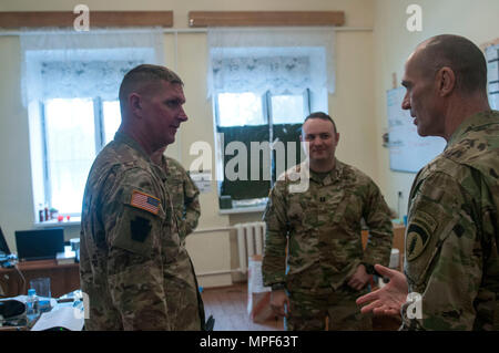 Generalmajor Gronski, dem stellvertretenden kommandierenden General der Army National Guard - US-Army Europe, spricht mit 1 Sgt. Matthäus Salazar, der Yukon, Oklahoma, und Kapitän Matthew McCoy, von Oklahoma City bei seinem Besuch des internationalen Friedens und der Sicherheit, in der Nähe der Yavoriv, Ukraine, am 13.02.18. Salazar und McCoy, die Führungskräfte der Alpha Company, 1st Battalion, 179Th Infantry Regiment, 45th Infantry Brigade Combat Team, Oklahoma Army National Guard, Gemeinschafts-Geschichten von ihrem Einsatz in den Irak als Mitglieder des 28 Infanterie Division unter Gronski und gemeinsame Geschichten mit den Allgemeinen durin Stockfoto