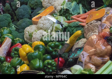 Eine große Auswahl an frsh Obst und Gemüse für den Verkauf in einem farbenfrohen Display auf einem Markt am Borough Market Stall. Bunten Obst- und Gemüsehändler Obststand Stockfoto