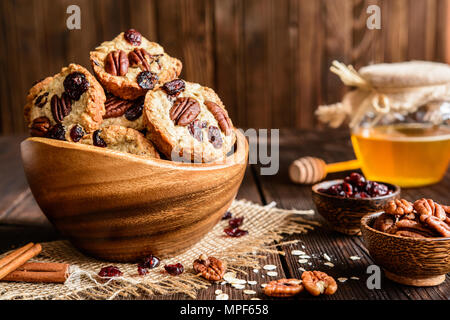 Hausgemachte Vollkorn Haferflocken Cookies mit Pekannuss, getrocknete Cranberries und Honig Stockfoto