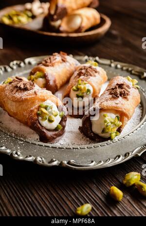 Cannoli Siciliani - traditionelle Dessert mit Ricotta Creme und Pistazien gefüllt Stockfoto