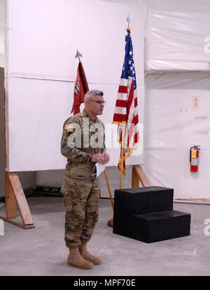 Oberstleutnant Aaron Neal, Kommandant der Armee finden Medizinische Kommando der 7227Th Medical Support Unit, Adressen seiner Soldaten während eines mock Trauerfeier als Trainingsmöglichkeit zur Vorbereitung auf die bevorstehende Mobilisierung zur Unterstützung von Landstuhl Regional Medical Center bereitgestellt Krieger Medical Management Center statt. Soldaten der 7227Th MSU zugeordnet, aus Columbia, Missouri, Arbeiten neben Beobachter Trainer 1. Armee der Division West/Trainer mit 4 Bataillon (medizinischen), 393 Infanterie Regiment im Norden von Fort Hood seit drei Wochen in der Vorbereitung für die bevorstehende Mission. Stockfoto