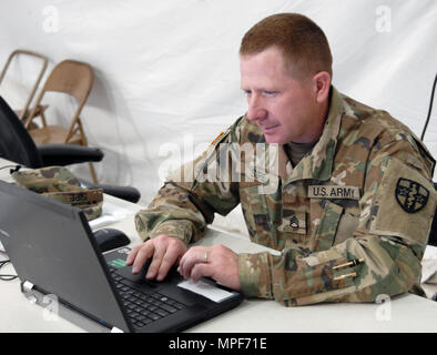 Staff Sgt. Jason Sipe, einem US-amerikanischen Armee-reservesoldat mit Armee finden Medizinische Kommando der 7227Th medizinische Unterstützung, ist der Unteroffizier in der Krank Klinik, 7227Th Soldaten während ihrer Mobilisierung unterstützen. Sipe beobachtet die Reaktion seiner Mannschaft zu den Szenarien auf seiner Mannschaft in der Vorbereitung für die bevorstehende Mobilisierung zur Unterstützung von Landstuhl Regional Medical Center bereitgestellt Krieger Medical Management Center platziert. Soldaten der 7227Th MSU zugeordnet, aus Columbia, Missouri, haben neben der 1. Armee der Division West Beobachter Trainer/traine Stockfoto