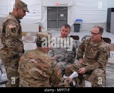 Kapitän Dennis Consolver und Sgt. 1. Klasse John Cunningham, U.S. Army Reserve Soldaten mit Armee finden Medizinische Kommando der 7227Th Medical Support Unit, diskutieren eine religiöse Szenario mit Beobachter Trainer/Ausbilder Oberstleutnant Jose Nunez und Kapitän Cecil Edwards. Die Ausübung injiziert werden verwendet, um die Reaktion der 7227Th Commander zu seiner religiösen Bedürfnisse der Soldaten zu testen. Die Szenarien auf Soldaten innerhalb der 7227Th sind Ausbildung und Validierung spritzt in der Vorbereitung für die bevorstehende Mobilisierung zur Unterstützung von Landstuhl Regional Medical Center bereitgestellt Krieger Medical Management Center. Sol Stockfoto