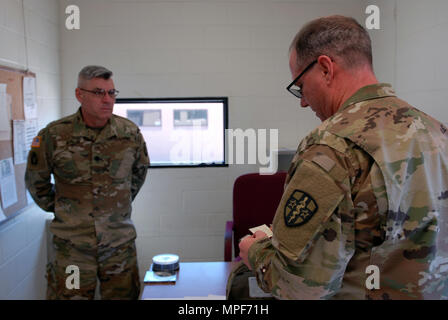 Sgt. 1. Klasse John Cunningham, einem US-amerikanischen Armee-reservesoldat mit Armee finden Medizinische Kommando der 7227Th Medical Support Unit, bespricht seine religiösen Bedürfnisse mit seiner Einheit Kommandeur, Oberstleutnant Aaron Neal. Die Ausübung injiziert werden verwendet, um die Reaktion der Commander seine religiösen Bedürfnisse der Soldaten zu testen. Die Szenarien auf Soldaten innerhalb der 7227Th sind Ausbildung und Validierung spritzt in der Vorbereitung für die bevorstehende Mobilisierung zur Unterstützung von Landstuhl Regional Medical Center bereitgestellt Krieger Medical Management Center. Soldaten der 7227Th MSU zugeordnet, aus Columbia, Missouri, Stockfoto