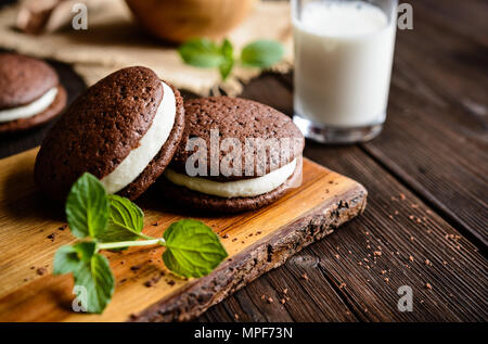 Traditionelle Schokolade Whoopie pies mit Vanille Butter creme gefüllt Stockfoto