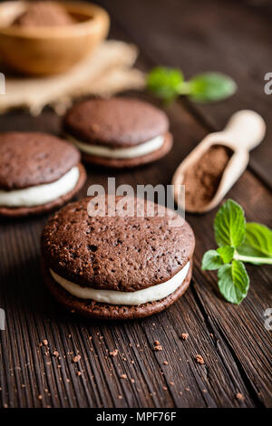 Traditionelle Schokolade Whoopie pies mit Vanille Butter creme gefüllt Stockfoto