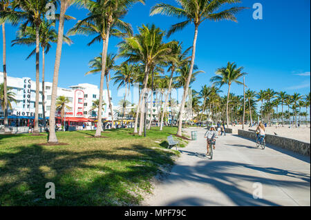 MIAMI - Dezember 27, 2017: Radfahrer und Jogger Anteil am Morgen am Strand Promenade Promenade am Lummus Park in South Beach. Stockfoto