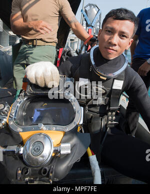 Petty Officer 1st Class Somsak Kumwong, mit dem Royal Thai Navy Diving Training Center, bereitet für einen Tauchgang mit Mitgliedern der Unterwasser Bau Team 2 der US-Navy für Cobra Gold 2017 in Sattahip, Chonchuri, Thailand, Jan. 15, 2017. Cobra Gold ist die größte multilaterale Übung in der Indo-Asia-Pazifik-Region und ist ein integraler Bestandteil der US-Engagement Engagement in der Region zu stärken. (U.S. Marine bekämpfen Kamera Foto von Chief Mass Communication Specialist Christopher Dallaglio) Stockfoto