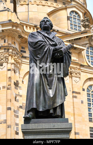 Martin Luther Denkmal Statue in der Nähe der Frauenkirche in Dresden Deutschland Stockfoto