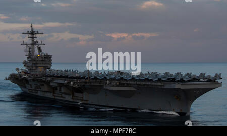 170218-N-KB 401-022 MITTELMEER (Feb. 18, 2017) dem Flugzeugträger USS George H.W. Bush (CVN 77) Patrouillen im Mittelmeer. Die George H.W. Bush Carrier Strike Group ist die Durchführung von naval Operations in den USA 6 Flotte Bereich der Maßnahmen zur Unterstützung der US-amerikanischen nationalen Sicherheitsinteressen. (U.S. Marine Foto von Mass Communication Specialist 3. Klasse Michael B. Zingaro / freigegeben) Stockfoto