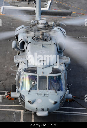 Pazifik (Feb. 19, 2017) Eine MH-60S Sea Hawk Hubschrauber, von der Ladegeräte Hubschrauber Meer Combat Squadron (HSC) 14, dem Start bereitet aus dem Flight Deck des Flugzeugträgers USS Nimitz (CVN 68). Der Nimitz wird derzeit die Durchführung Flotte Austausch Squadron Carrier Qualifikationen. (U.S. Marine Foto von Mass Communication Specialist Seaman Ian Kinkead/Freigegeben) Stockfoto