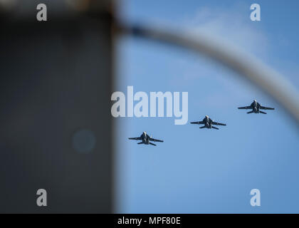 Pazifik (Feb. 19, 2017) 3 F/A-18F Super Hornet, aus der Fliegenden Adler von Strike Fighter Squadron (VFA) 122, fliegen Sie über den Flugzeugträger USS Nimitz (CVN 68). Der Nimitz wird derzeit die Durchführung Flotte Austausch Squadron Carrier Qualifikationen. (U.S. Marine Foto von Mass Communication Specialist Seaman Ian Kinkead/Freigegeben) Stockfoto