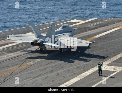 Pazifik (Feb. 19, 2017) Eine F/A-18F Super Hornet, aus der Fliegenden Adler von Strike Fighter Squadron (VFA) 122, landet auf dem Flugdeck der Flugzeugträger USS Nimitz (CVN 68). Der Nimitz wird derzeit die Durchführung flotte Austausch squadron carrier Qualifikationen. (U.S. Marine Foto von Mass Communication Specialist Seaman Cole Schroeder/Freigegeben) Stockfoto