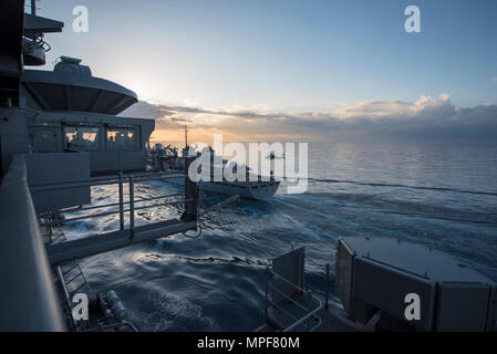 170218-N-WG 055-071 MITTELMEER (Feb. 18, 2017) Eine MH-60S Sea Hawk von Hubschrauber Meer Combat Squadron (HSC) 9, die Tridents, bewegt sich Ladung von Usns (T-AOE6) auf dem Flugzeugträger USS George H.W. Bush (CVN 77) während einer Auffüllung-auf-See (RAS). Die George H.W. Bush Streik Gruppe führt derzeit naval Operations in den USA 6 Flotte Bereiche des Betriebes zur Unterstützung der Operation inhärenten Lösen. (U.S. Marine Foto von Mass Communication Specialist Seaman Apprentice Kyle A. Moore/Freigegeben) Stockfoto