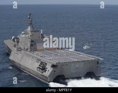 170220-N-WV 703-377 Sulu See (Feb. 20, 2017) Ein MQ-8B Fire Scout unbemannte Hubschrauber bereitet zu landen onboard Littoral Combat Ship USS Coronado (LCS 4) nach Abschluss der Routine Operationen in der Sulu See in der Nähe der Meerenge Balabac. Coronado ist speziell für diese Art der Sicherheit des Seeverkehrs und die Bekämpfung der Piraterie Betrieb ausgelegt und hat eine Fläche Kriegsführung (Suw) mission Paket, bestehend aus zwei 11 Meter langen starren Hülle aufblasbare Boote (Rhib), zwei Besuchen, Board, Durchsuchung und Beschlagnahme (VBSS) Verpflegung Teams, zwei 30-mm-Maschinengewehre, zwei Northrop-Grumman MQ-8B Fire Scout Unmanned Aerial Vehicle, und eine Loc Stockfoto