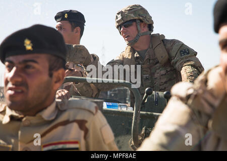 Ein Soldat der US Army 310th Engineer Co., 365 Techniker Bataillon zugeordnet unterstützt die irakischen Sicherheitskräfte Ingenieuren in Angriff bridging Training im Camp Taji, Irak, Jan. 21, 2017. Us-Soldaten ISF auf rasche Brücke Einlagerung mit Standard ribbon Brücken zur Unterstützung von Combined Joint Task Force - inhärenten lösen, der globalen Koalition ISIS im Irak und in Syrien zu besiegen ausgebildet. (U.S. Armee Foto von SPC. Christopher Brecht) Stockfoto