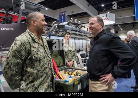 SAN DIEGO (Feb. 21, 2017) der hinteren Adm. Brian Brakke, rechts, Commander, Marine Expeditionary Combat Command (NECC), spricht mit Logistik Spezialist 2. Klasse Vincent Intrieri an der NECC Ausstellung im Westen 2017. Jetzt in seinem 27. Jahr, WEST 2017 bringt Militär und Branchenführern zusammen mit den Machern der militärischen Plattformen und die Designer der heutigen neuesten Technologien zu engagieren. WEST 2017 wird gemeinsam von der AFCEA International und die US Naval Institute gefördert. (U.S. Marine Foto von Mass Communication Specialist 2. Klasse Ellen Hilkowski) Stockfoto