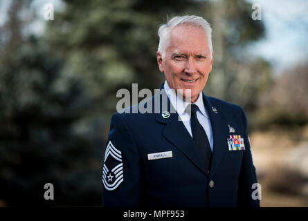 Chief Master Sgt. Tom Kimball zog sich von der Air Force Feb 17, 2017 Buckley Air Force Base, Co.Kimball war mehr als 24 Jahre bei der Luftwaffe. (U.S. Air Force Foto/Tech. Sgt. David Salanitri) Stockfoto