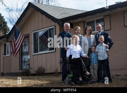 Chief Master Sgt. Tom Kimball war von seiner Familie Februar 17, 2017, als er von der Luftwaffe im Ruhestand. Kimball war mehr als 24 Jahre bei der Luftwaffe. (U.S. Air Force Foto/Tech. Sgt. David Salanitri) Stockfoto