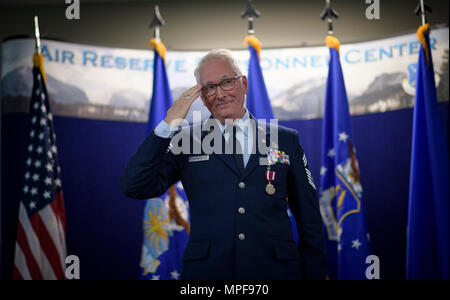 "Mit euch, meine Freunde, Familie, Führer und Mannschaftskameraden, dieser Gruß ist für Sie, "Chief Master Sgt. Tom Kimball sagte dem Publikum bei seinem Ruhestand Zeremonie, Feb 17, 2017 Buckley Air Force Base, Co.Kimball hat mehr als 24 Jahre in der Luftwaffe gedient. (U.S. Air Force Foto/Tech. Sgt. David Salanitri) Stockfoto